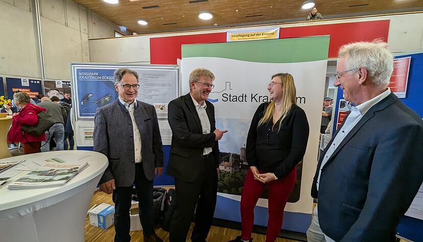 Nachwuchs sucht bei der Azubi-Messe die Stadt um Ex-B&uuml;rgermeister Andreas K&ouml;hler, Nachfolger Andreas Insam und Corinna D&ouml;rr und Thomas Hartmann (von links)