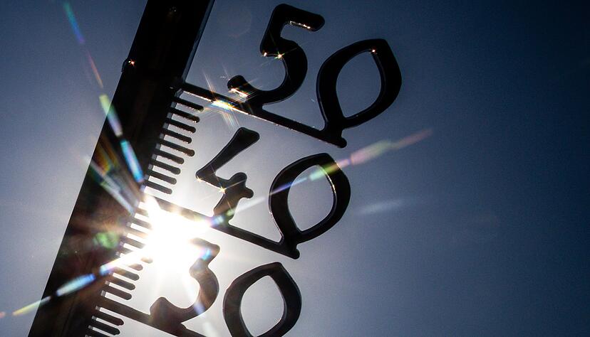 Vor einem wolkenlosen blauen Himmel zeigt ein Außenthermometer in einem Garten bereits am Vormittag über 30 Grad Lufttemperatur an. (Illustration) Vor einem wolkenlosen blauen Himmel zeigt ein Außenthermometer in einem Garten bereits am Vormittag über 30 Grad Lufttemperatur an. (Illustration)