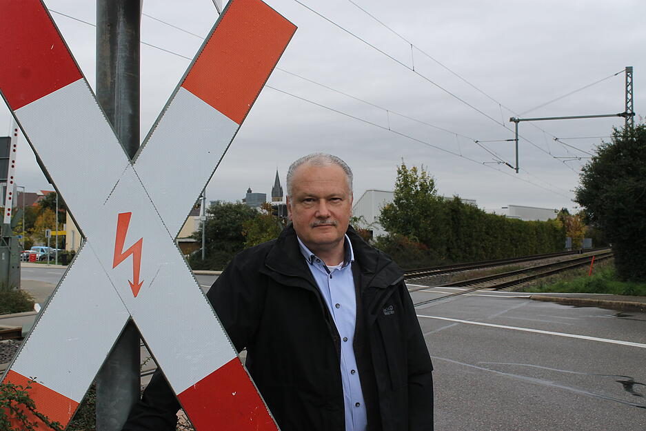 Der Eppinger Ulrich Merz hat ein Buch über die örtliche Eisenbahngeschichte geschrieben. Foto: Hettich Der Eppinger Ulrich Merz hat ein Buch über die örtliche Eisenbahngeschichte geschrieben. Foto: Hettich