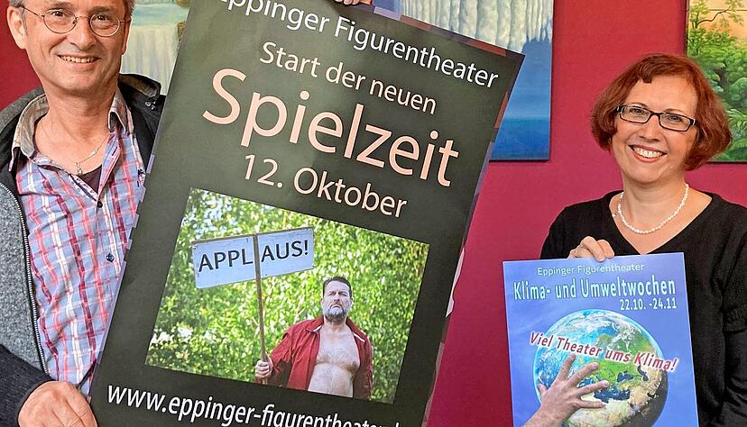 Thomas Zotz und Heidi Callewaert-Zotz, Inhaber des Eppinger Figurentheaters Epfi, stellen das Herbstprogramm 2024 vor. Im Hintergrund sind Ölbilder von Ingeborg Zotz zu sehen.
Foto: Jörg Kühl