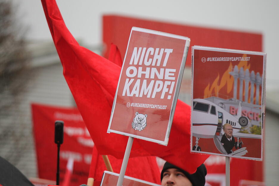 Bosch-Mitarbeiter zeigen mit Plakaten und Bannern ihre Haltung.