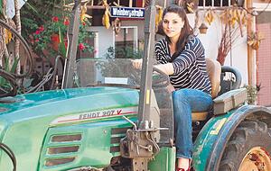Botschafterin des nordbadischen Weins: Katharina Zimmer sch&auml;tzt die Tropfen aus dem Kraichgau, bald wirbt sie vielleicht auch f&uuml;r andere Regionen. Foto: Michael Klebon