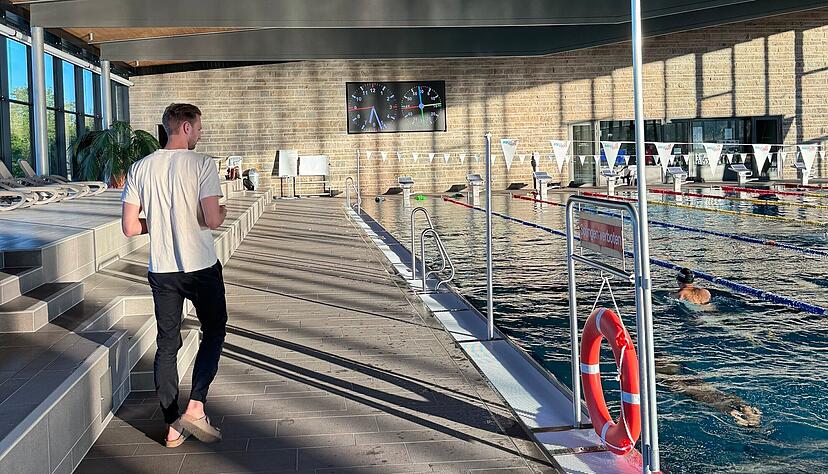 SUN-Trainer Paul Harloff (links) kommt viermal die Woche mit seinen Schwimmern zum Fr&uuml;htraining.