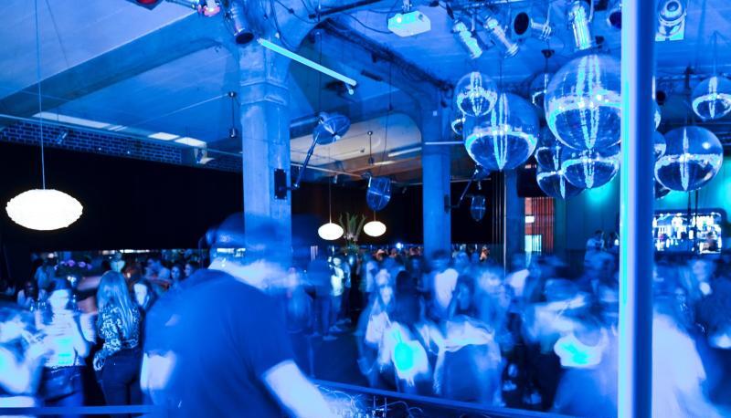 Menschen tanzen in einem Club. Menschen tanzen in einem Club.