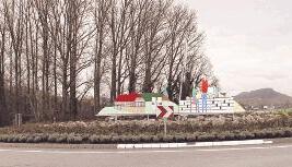 Der Kreisel in Erlenbach-Binswangen liegt auf freier Strecke. Ob das Metallkunstwerk bleiben kann, ist fraglich.Fotos: Reto Bosch