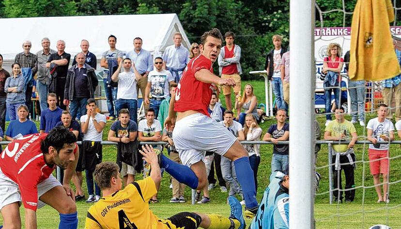 Betim Rugovaj (Zweiter von rechts) nutzt einen Fehler des Pleidelsheimer Torhüters und staubt zur 3:1-Führung des FC Union Heilbronn ab. Es war die Vorentscheidung in einem spannenden Spiel, das der FCU mit 4:2 gewann.Foto: Alexander Betok Betim Rugovaj (Zweiter von rechts) nutzt einen Fehler des Pleidelsheimer Torhüters und staubt zur 3:1-Führung des FC Union Heilbronn ab. Es war die Vorentscheidung in einem spannenden Spiel, das der FCU mit 4:2 gewann.Foto: Alexander Betok