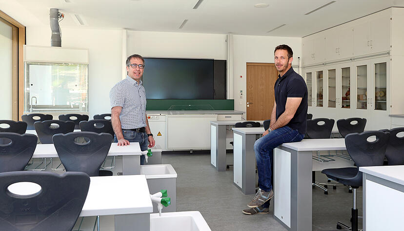 Rüdiger Hellstern und Thomas Rom (v.l.) in einem der neuen naturwissenschaftlichen Fachräume, die nun für alle Schülerklassen genug Platz bieten und mit moderner Technik ausgestattet sind.