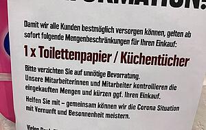 Im Edeka Ueltzhöfer in Heilbronn bittet man Kunden darum, auf "unnötige Bevorratung" zu verzichten. Foto: Hoffmann Im Edeka Ueltzhöfer in Heilbronn bittet man Kunden darum, auf "unnötige Bevorratung" zu verzichten. Foto: Hoffmann