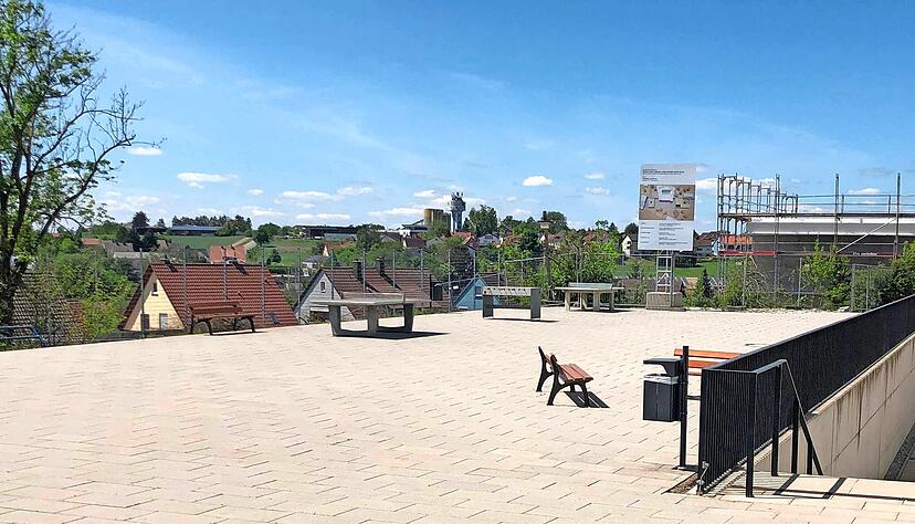 Blau präsentiert sich auf diesem Bild der Himmel über dem neugestalteten Schulhof: Doch die Stimmung unter den Kommunalpolitikern ist alles andere als ungetrübt.