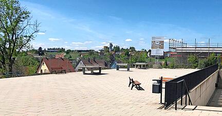 Blau präsentiert sich auf diesem Bild der Himmel über dem neugestalteten Schulhof: Doch die Stimmung unter den Kommunalpolitikern ist alles andere als ungetrübt.