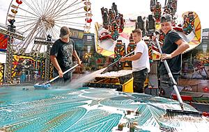 Während auf der Heilbronner Theresienwiese an manchen Ecken noch Lücken klaffen, sind manche Schausteller schon beim Feinschliff.