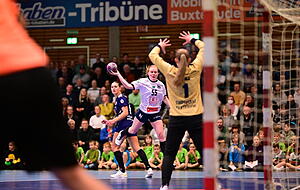 Rabea Pollakowski, hier beim Wurf im Auswärtsspiel gegen den Buxtehuder SV, wird 2024/2025 in ihrem vierten Jahr mit Thomas Zeitz zusammenarbeiten. Rabea Pollakowski, hier beim Wurf im Auswärtsspiel gegen den Buxtehuder SV, wird 2024/2025 in ihrem vierten Jahr mit Thomas Zeitz zusammenarbeiten.