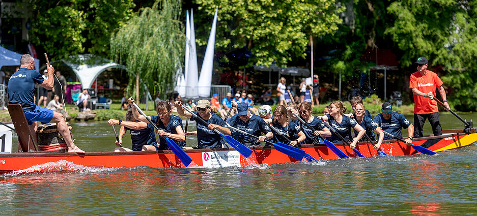 Mehrere Sportler haben sich beim Böckinger Drachenbootcup gemessen und um Platz 1 gepaddelt. Mehrere Sportler haben sich beim Böckinger Drachenbootcup gemessen und um Platz 1 gepaddelt.