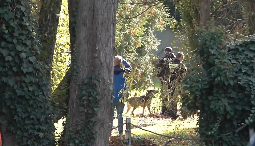 Spürhunde sind auf dem Gelände untwergs. Spürhunde sind auf dem Gelände untwergs.