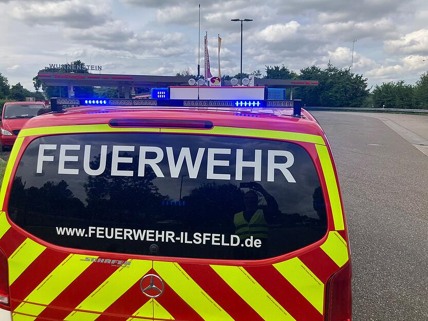 Die Feuerwehr rückte nach dem Brand eines Lkw-Aufliegers zur Raststätte Wunnenstein an der A81 aus.