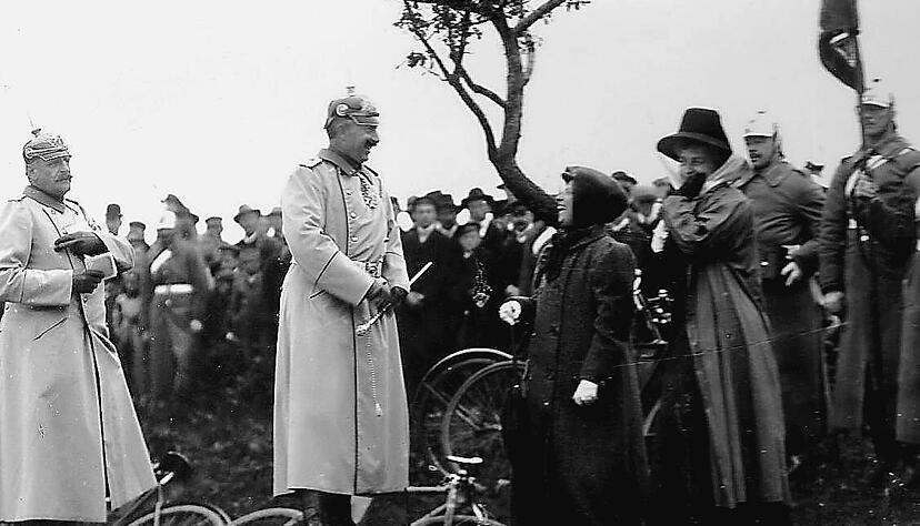 Wilhelm II. (Mitte links), ein Kaiser zum Anfassen. Viele Krautheimer trafen beim Kaisermanöver ihr Staatsoberhaupt zum ersten Mal persönlich.
Fotos: privat Wilhelm II. (Mitte links), ein Kaiser zum Anfassen. Viele Krautheimer trafen beim Kaisermanöver ihr Staatsoberhaupt zum ersten Mal persönlich.
Fotos: privat
