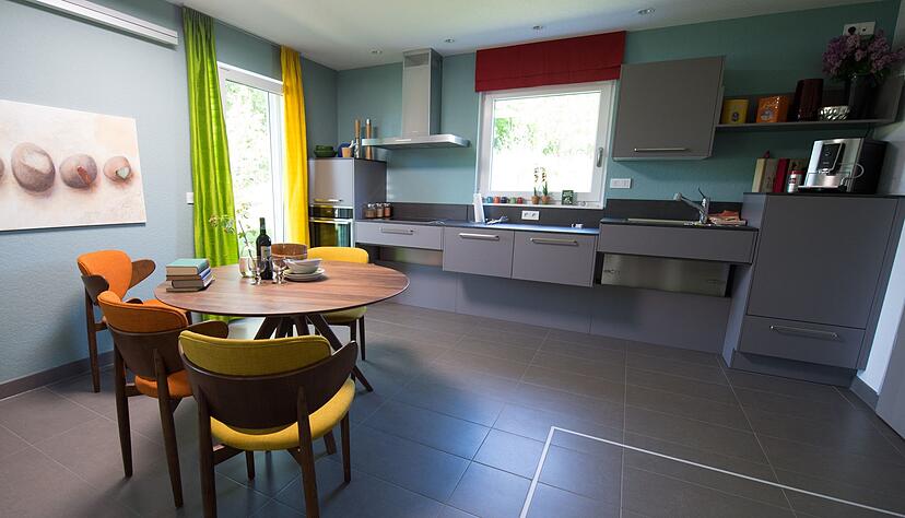 Der Fu&szlig;boden sollte frei von Stolperfallen sein. Auch rutschfeste Fliesen in K&uuml;che und Bad k&ouml;nnen f&uuml;r eine bessere Trittsicherheit sorgen.