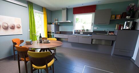 Der Fu&szlig;boden sollte frei von Stolperfallen sein. Auch rutschfeste Fliesen in K&uuml;che und Bad k&ouml;nnen f&uuml;r eine bessere Trittsicherheit sorgen.