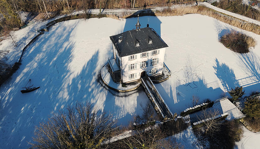 Auch nach mehreren kalten Tagen ist es gef&auml;hrlich, gefrorene Seen zu betreten - wie hier am Trappensee in Heilbronn.