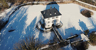 Auch nach mehreren kalten Tagen ist es gef&auml;hrlich, gefrorene Seen zu betreten - wie hier am Trappensee in Heilbronn.