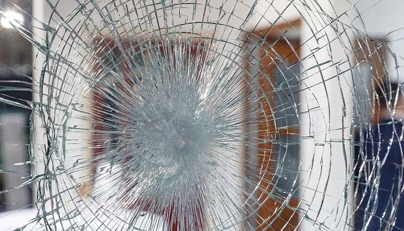 Kleiner Unfall mit einer Glasscheibe? Die private Haftpflichtversicherung deckt Personen-, Sach- und Verm&ouml;genssch&auml;den ab.