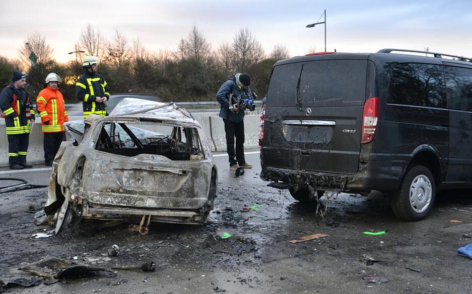 Der Mann hatte aus zunächst ungeklärter Ursache die Kontrolle über seinen Wagen verloren und war nahe der Raststätte Bruchsal West gegen die Mittelleitplanke geprallt.