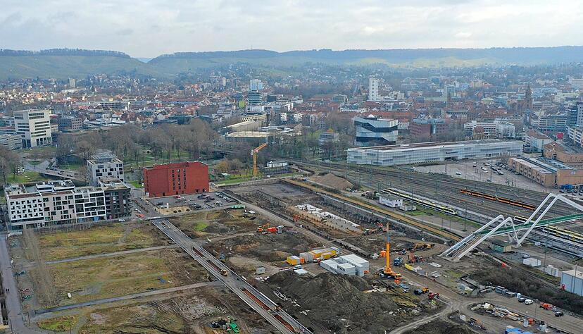 Das Luftbild zeigt die Brücke vom Hauptbahnhof her, parallel zu den Gleisen die Schulbaustelle, dann die rote Jugendherberge, Paula-Fuchs-Allee und Buga-Häuser, rechts vom See entstehen bald neue. Das Luftbild zeigt die Brücke vom Hauptbahnhof her, parallel zu den Gleisen die Schulbaustelle, dann die rote Jugendherberge, Paula-Fuchs-Allee und Buga-Häuser, rechts vom See entstehen bald neue.