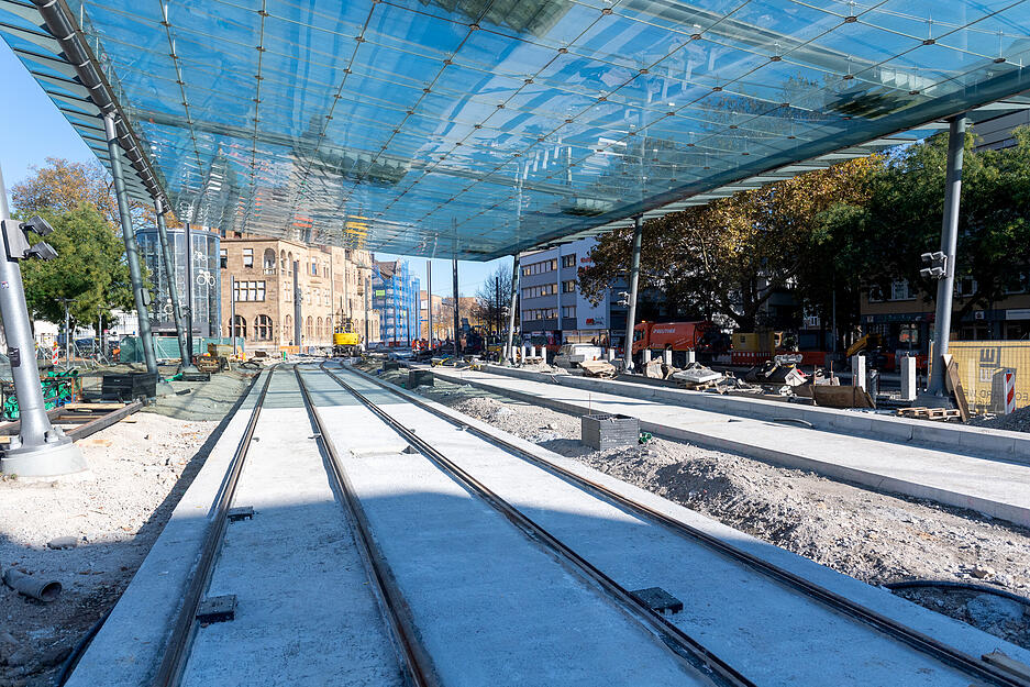 Au&szlig;erdem befindet sich die Bushaltestelle in Richtung Innenstadt am Ende der Bauarbeiten k&uuml;nftig auf der S&uuml;dseite der Bahnhofstra&szlig;e.