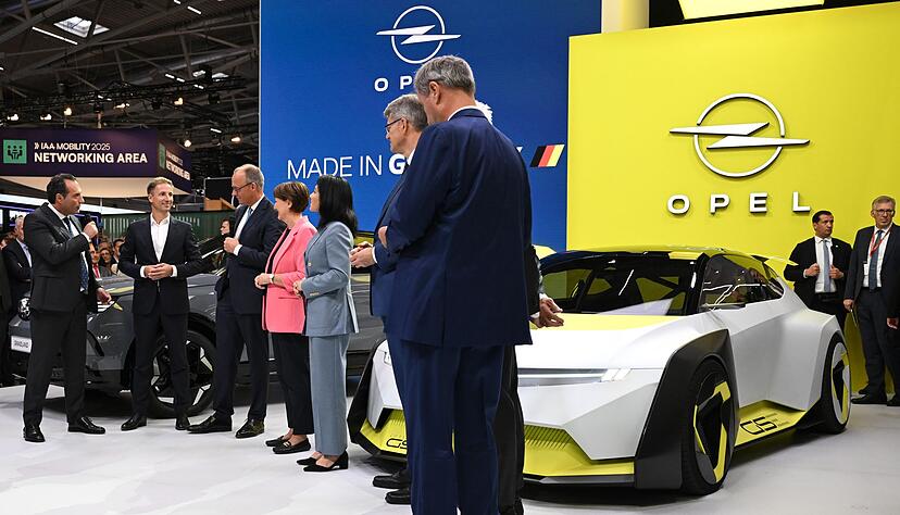 Der Bundeskanzler (M) bei Opel auf der IAA.
