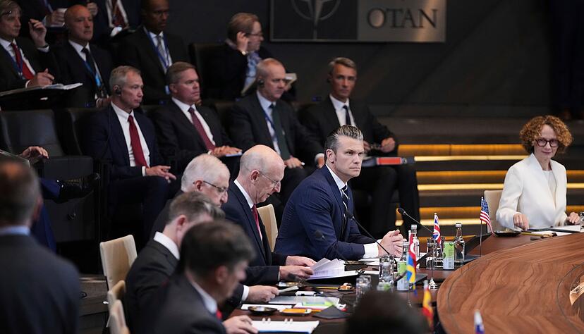 Die Verteidigungsminister der Nato-Staaten haben ein riesiges Aufr&uuml;stungsprogramm gebilligt.