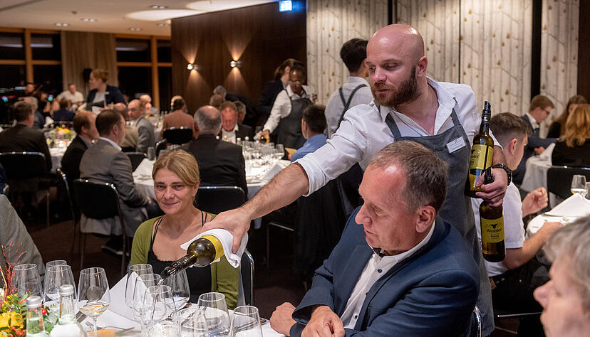 Das Team von Marcel Küffners Parkhotel tischte Ehrenpreisträgern und Laudatoren bei der Prämierungsfeier des Weinbauverbandes Württemberg hoch über Heilbronn Wein und passende Speisen auf.