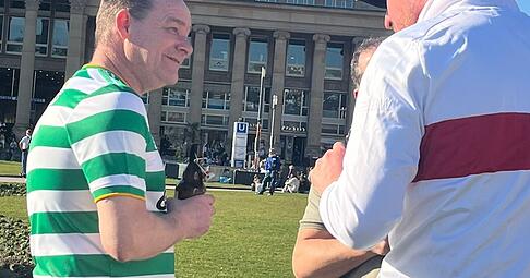 Celtic-Fan Kevin aus Schottland und VfB-Fan Florian im Gespräch. Beide waren schon vor 23 Jahren beim Aufeinandertreffen der Vereine dabei. Celtic-Fan Kevin aus Schottland und VfB-Fan Florian im Gespräch. Beide waren schon vor 23 Jahren beim Aufeinandertreffen der Vereine dabei.