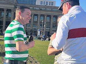Celtic-Fan Kevin aus Schottland und VfB-Fan Florian im Gespr&auml;ch. Beide waren schon vor 23 Jahren beim Aufeinandertreffen der Vereine dabei.