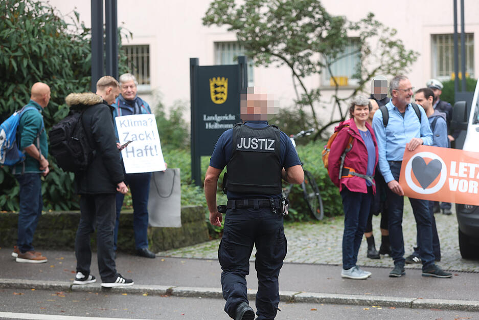 "Letzte Generation" hält Mahnwache vor Heilbronner Landgericht ab "Letzte Generation" hält Mahnwache vor Heilbronner Landgericht ab