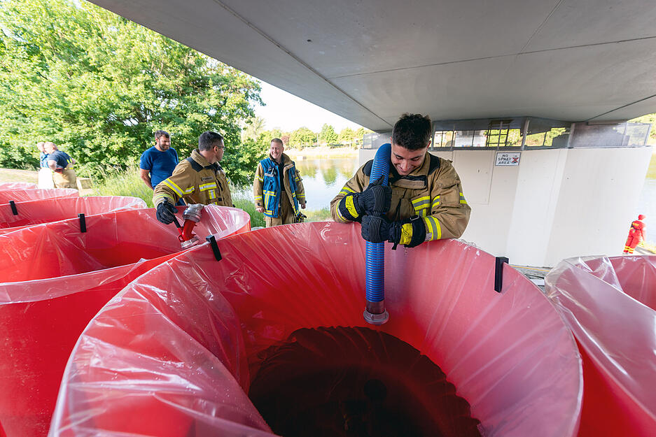 Feuerwehr, Polizei, Rettungsdienste und das Technische Hilfswerk nehmen mit insgesamt rund 400 Einsatzkräften an der Katastrophenschutzübung in Heilbronn teil. Geprobt wird das Szenario "extremes" Hochwasser. Feuerwehr, Polizei, Rettungsdienste und das Technische Hilfswerk nehmen mit insgesamt rund 400 Einsatzkräften an der Katastrophenschutzübung in Heilbronn teil. Geprobt wird das Szenario "extremes" Hochwasser.
