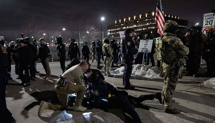 Das Heimatschutzministerium wies Vorw&uuml;rfe &uuml;ber Gewalt der Beamten zur&uuml;ck.