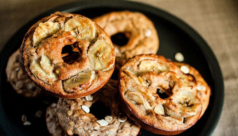 Die Süße in den Banana Bread Donuts kommt ausschließlich aus reifen Bananen und Cranberries. Die Süße in den Banana Bread Donuts kommt ausschließlich aus reifen Bananen und Cranberries.