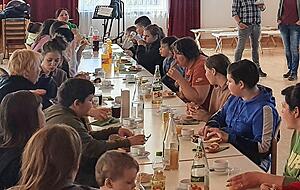 Die vom Jugendwerk evakuierten Ukrainer bei der ersten Mahlzeit in Freiheit. Die vom Jugendwerk evakuierten Ukrainer bei der ersten Mahlzeit in Freiheit.