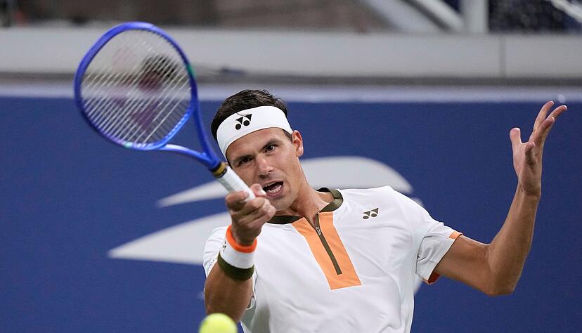 Daniel Altmaier gewinnt sein zweites Fünf-Satz-Match in Serie. Daniel Altmaier gewinnt sein zweites Fünf-Satz-Match in Serie.