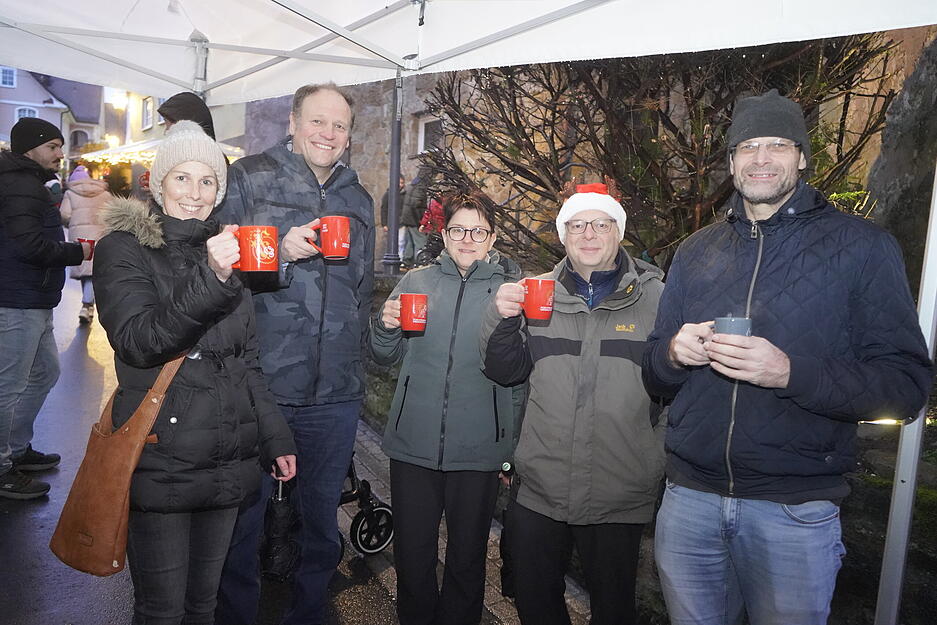 Besucher genießen Glühwein und regionale Spezialitäten auf dem Forchtenberger Weihnachtsmarkt.