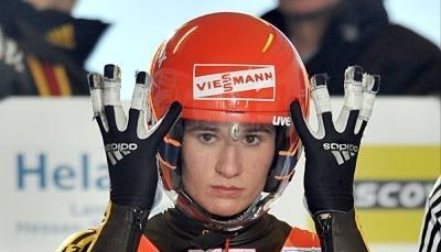 Natalie Geisenbergerdr&uuml;ckt am Start ihr Visier an.