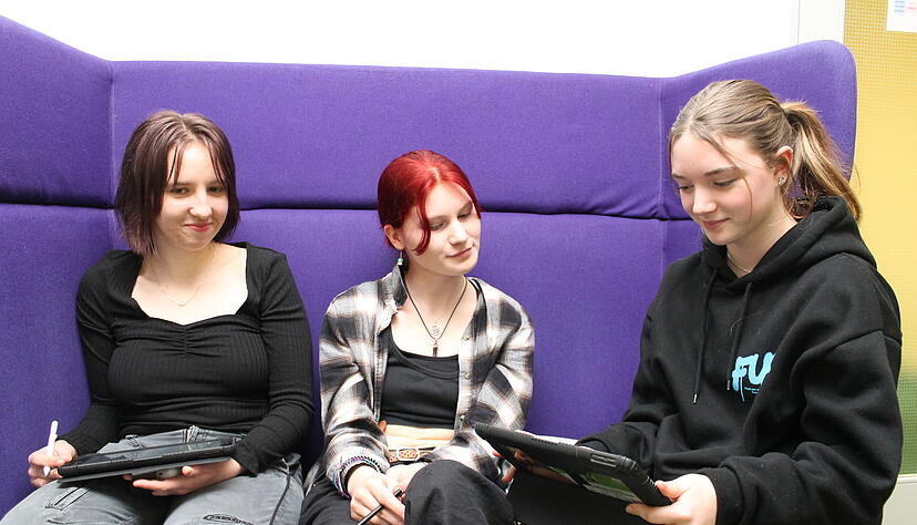 Lernen auf der Couch und mit Tablets (von links): Trinity, Noemi und Delilah besuchen die zehnte Klasse der Alemannenschule in Wut&ouml;schingen &minus; sie gilt als au&szlig;ergew&ouml;hnlich.