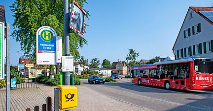 Die bisherigen Haltestellen in der Heilbronner Straße und auf der gegenüberliegenden Seite des Kreisels können nicht bleiben. Es ist zu wenig Platz für einen barrierefreien Umbau.
Foto: Mario Berger