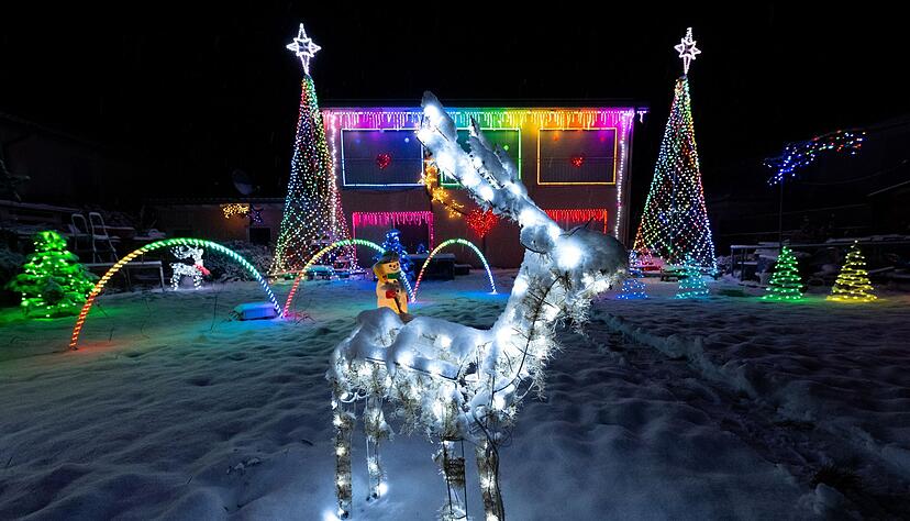Auch das Weihnachtshaus von Familie Voß in Hohenlinden in Bayern leuchtet ein paar Tage vor dem ersten Advent. Auch das Weihnachtshaus von Familie Voß in Hohenlinden in Bayern leuchtet ein paar Tage vor dem ersten Advent.