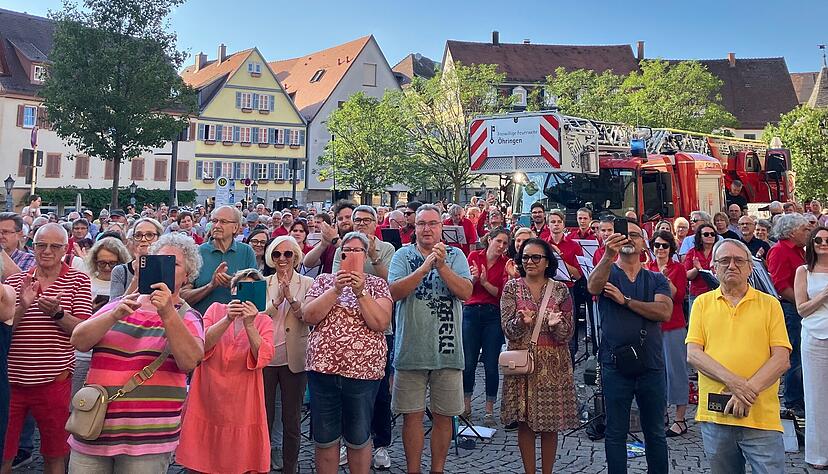 Auch aus umliegenden Kommunen kommen Menschen, um live zu sehen, wer neuer Oberbürgermeister von Öhringen ist. Das zeigt: Die Wahl hat Strahlkraft ins Umland.