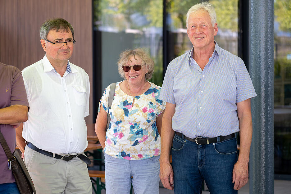 Teilnehmer des Lesersommers erkunden die Au&szlig;enanlagen der Klima-Arena Sinsheim.