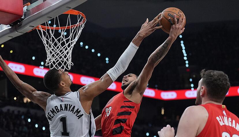 Wembanyama (links) f&uuml;hrte die Spurs zum entscheidenden vierten Sieg gegen Portland.