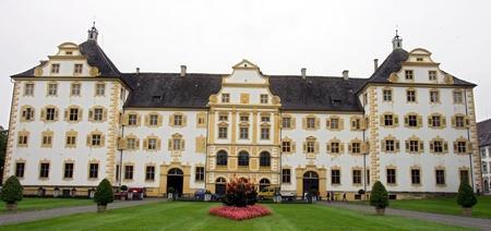 ARCHIV - Die Aufnahme zeigt das Schloss des badischen Adelshauses in Salem (Bodenseekreis) (Archivfoto vom 25.09.2006). Im international beachteten Streit um millionenschwere Kunstschätze mit dem Adelshaus Baden legt das Land Baden-Württemberg am Dienstag (18.12.2007) ein mit Spannung erwartetes Gutachten vor. Schon vor einigen Tagen war bekanntgeworden, dass die Expertenkommission einen Großteil der Handschriften, Gemälde und Skulpturen im Landesbesitz sieht. Foto: Uli Deck dpa/lsw (zu lsw-THEMA DES TAGES vom 18.12.2007) +++(c) dpa - Bildfunk+++