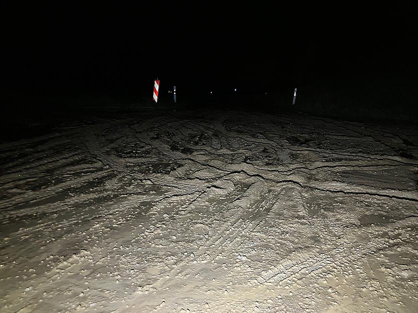 Die zweite Starkregen-Front spült erneut Wasser und Schlamm auf die Straßen.