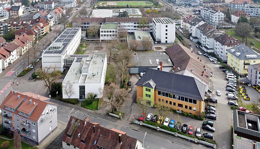 An die Alte Kelter (Gelbes Geb&auml;ude), Theodor-Heuss-Gymnasium (Mitte, links) und M&ouml;nchsee-Gymnasium kommt eine neue Grundschule.